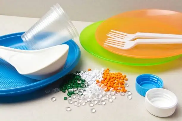 Colorful plastic plates, cups, and cutlery made with food-grade PVC stabilizers